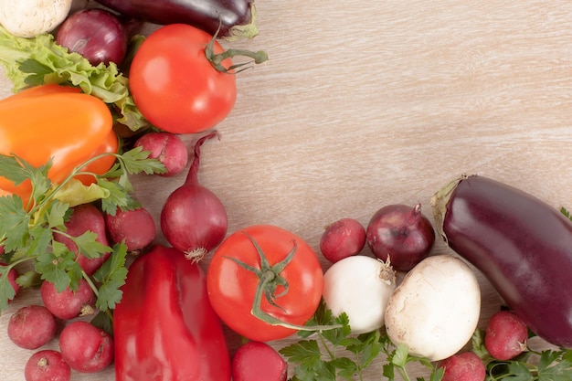 Cadre fait de légumes sur fond de bois