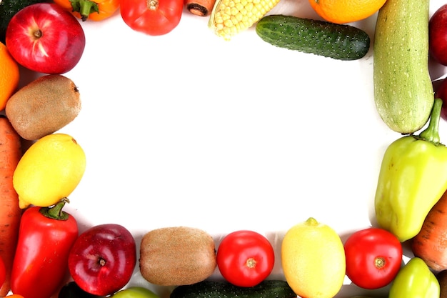 Le cadre fait de légumes et de fruits sur fond blanc