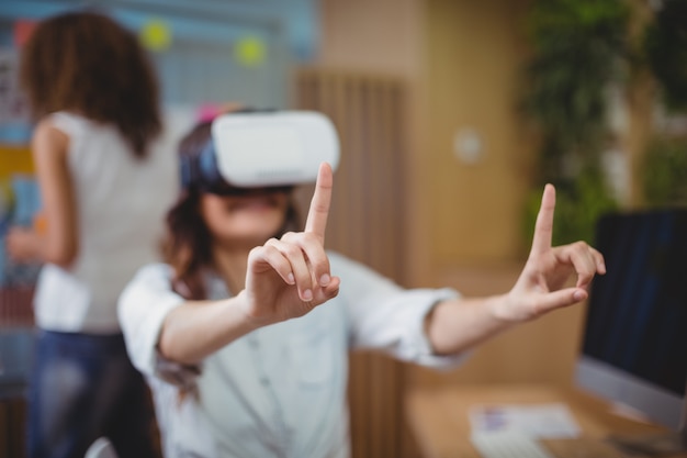 Photo cadre féminin à l'aide d'un casque de réalité virtuelle