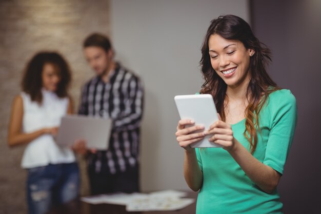 Cadre féminin à l'aide de tablette numérique