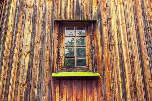 Cadre et fenêtre découpés dans la vieille maison en bois des planches