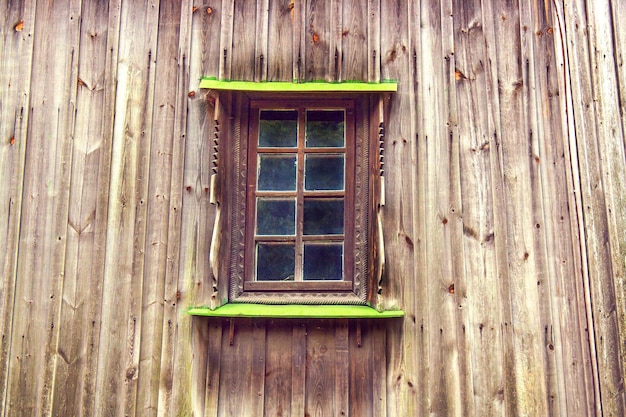 Cadre et fenêtre découpés dans la vieille maison en bois des planches