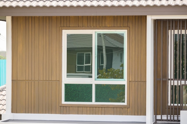 Cadre de fenêtre moderne à l'extérieur de la maison