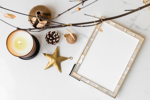 Cadre de fête sur une table avec des décorations de Noël