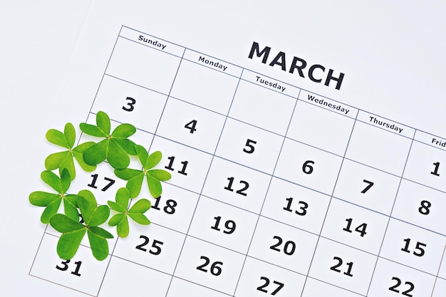 Cadre de feuilles de trèfle à la date du calendrier 17 mars