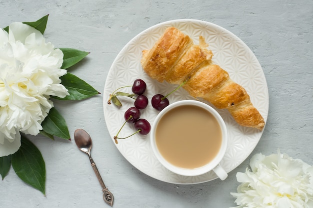 Cadre flan gâteaux fleurs de cerisier pivoine bloc-notes thé tasse.