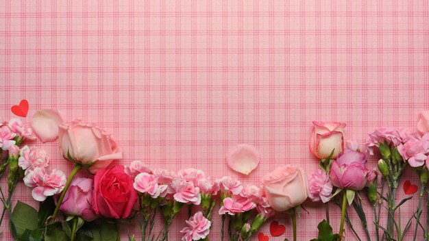 cadre de fleurs roses sur nappe rose