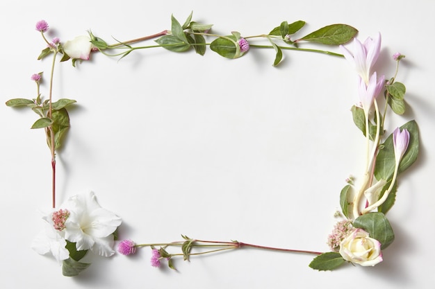 cadre de fleurs en tableau blanc isolé