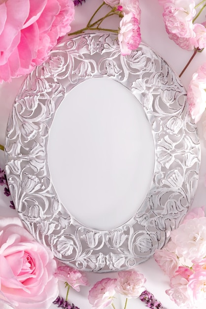 Photo cadre floral de fleurs roses sur fond blanc ou rose vue de dessus à plat concept de printemps et d'été conception de cadre de têtes de roses marguerite espace vide modèle pour une carte de voeux romantique