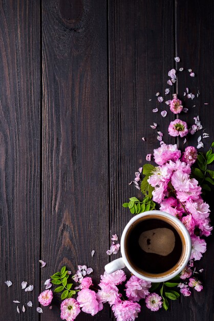 Cadre floral avec une tasse de café