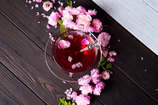 Cadre floral avec une tasse de thé