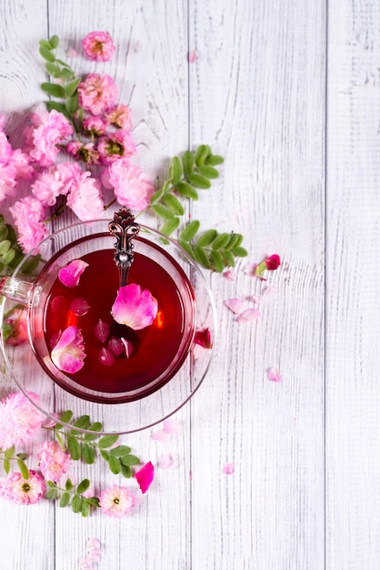 Cadre floral avec une tasse de thé