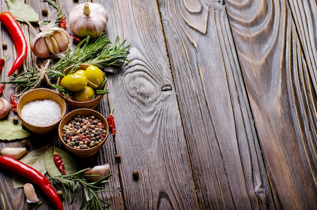 Cadre de fond de nourriture fait de condiments d'huiles et d'épices sur la table de cuisine. Concept de cuisine