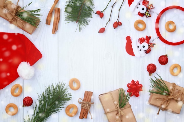 Cadre de fond de nouvel an d'objets sur un fond en bois clair vue de dessus composition de Noël