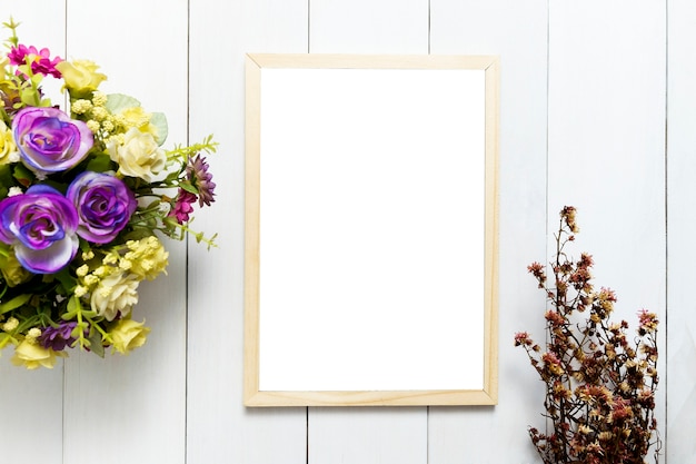 cadre sur fond de table en bois blanc pour maquette