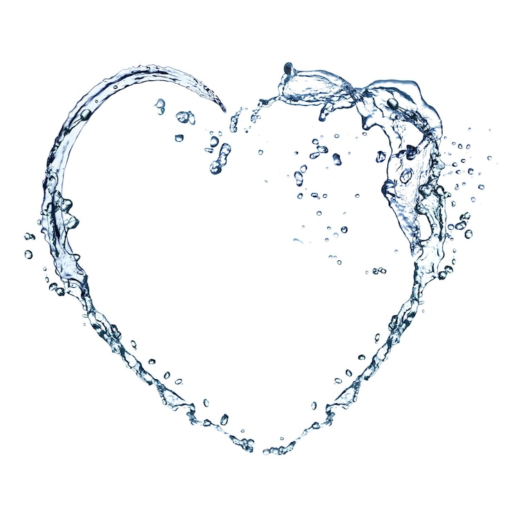 Photo cadre en forme de coeur fait d'éclaboussures d'eau sur l'espace de fond blanc pour le texte