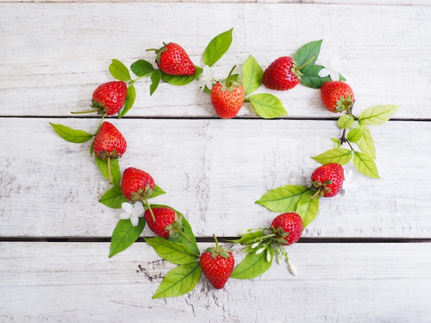 cadre fraise en forme de coeur sur bois