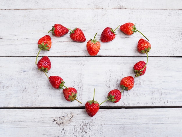 cadre fraise en forme de coeur sur bois