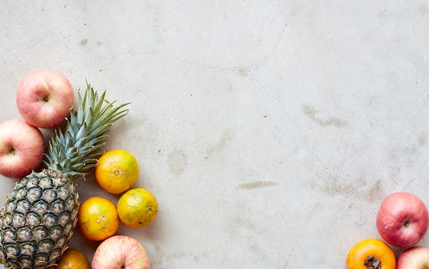 Cadre de fruits frais sur un béton gris