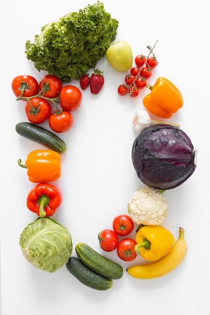 Cadre de fruits et légumes frais isolé sur fond blanc