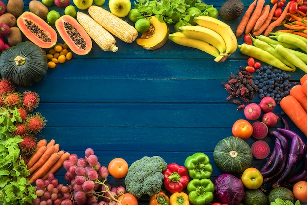 Cadre de fruits et légumes frais multicolores