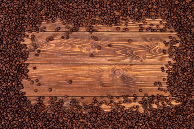 Cadre de grains de café sur une table en bois marron