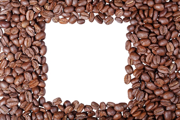 Le cadre de grains de café torréfiés isolé sur blanc peut être utilisé comme arrière-plan ou texture.
