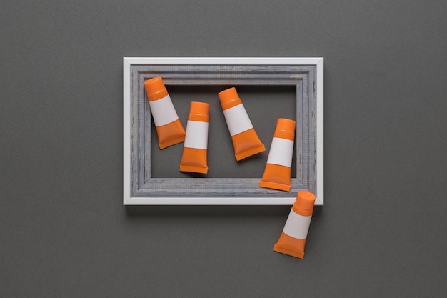 Cadre gris sur fond gris et tubes orange. Tendance.