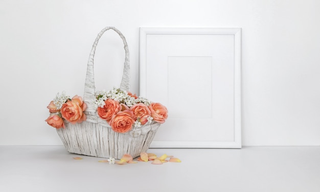 Photo cadre d'image vide avec un panier de roses