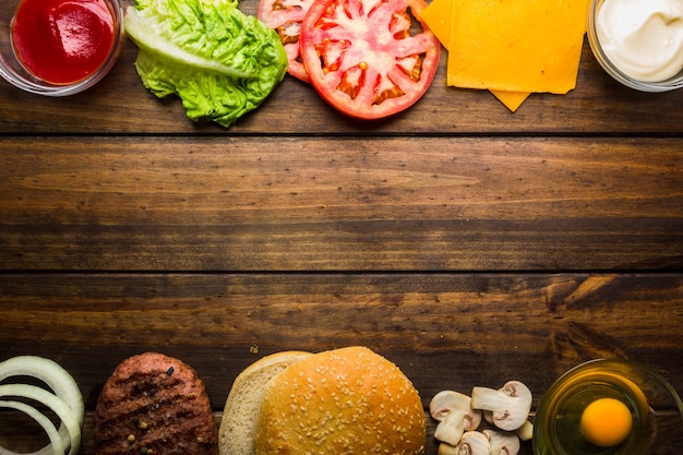 Cadre avec des ingrédients de hamburger prêts à manger