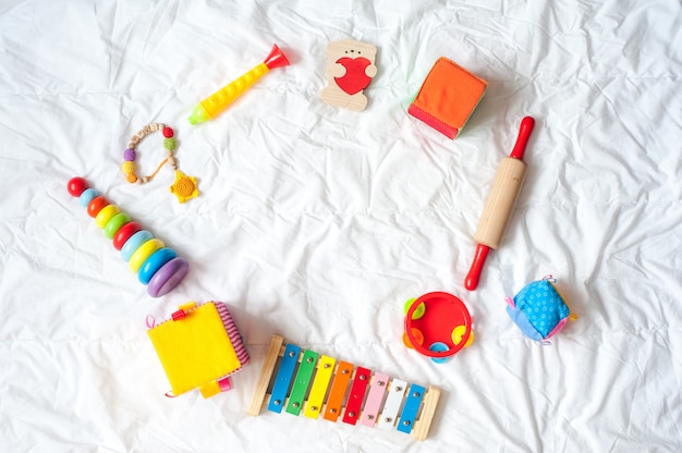 Cadre de jouets colorés lumineux enfants sur fond blanc. Vue de dessus. Lay plat. Espace de copie pour te