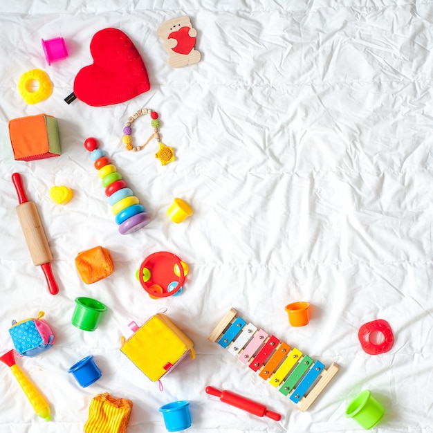 Cadre de jouets colorés lumineux enfants sur fond blanc. Vue de dessus. Lay plat. Espace de copie pour te