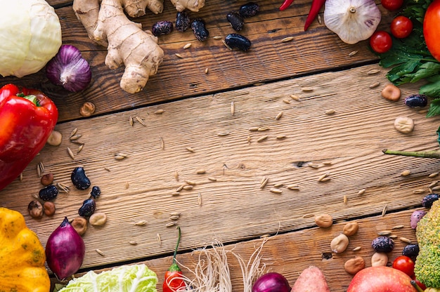 Cadre de légumes sur fond de bois composition à plat