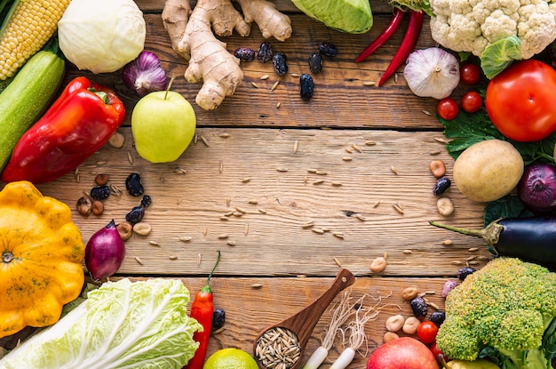 Cadre de légumes sur fond de bois composition à plat