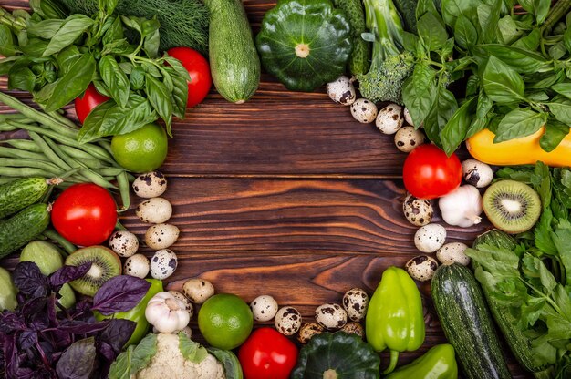 Cadre de légumes frais assortis nature morte légumes mûrs