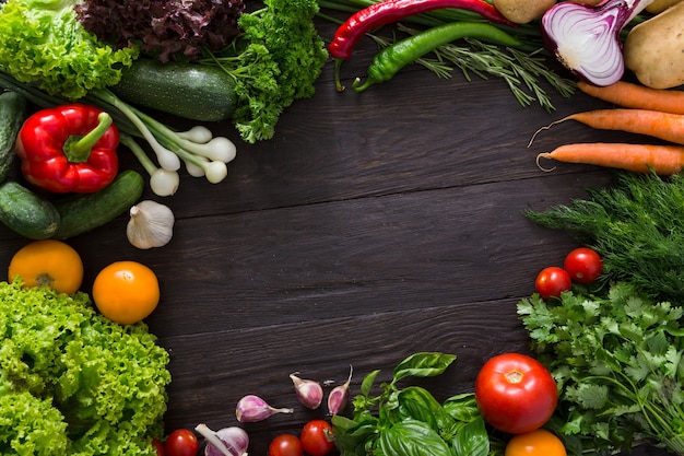 Cadre de légumes frais sur bois avec espace copie