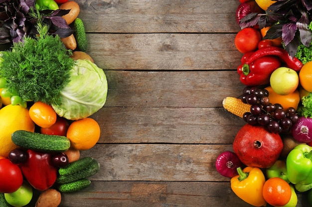 Cadre de légumes frais sur fond de bois