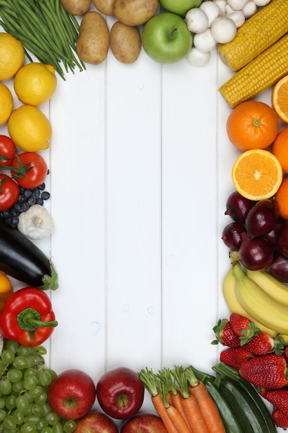 Cadre de légumes et de fruits comme l'orange pomme tomate avec fond