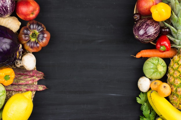 CADRE DE LEGUMES ET DE FRUITS SUR LE FOND NOIR