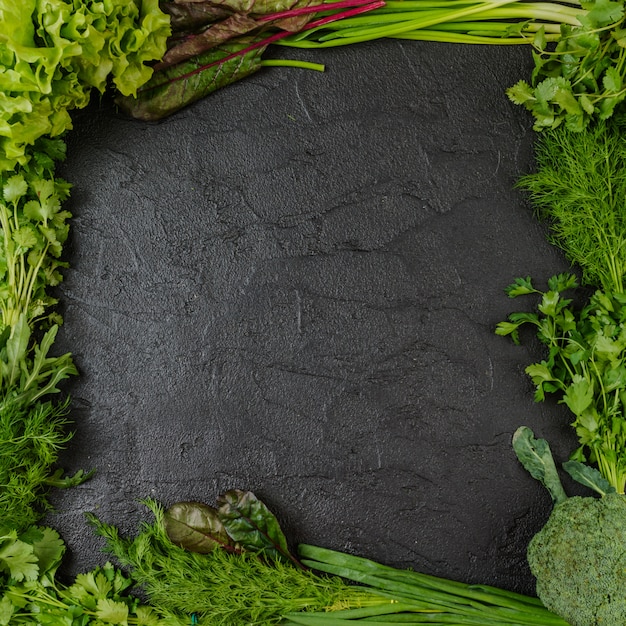 Cadre de légumes verts assortis sur fond noir