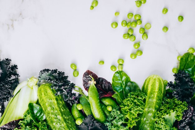 Cadre de légumes verts frais sur un fond de marbre, espace copie, écorcher, vue de dessus