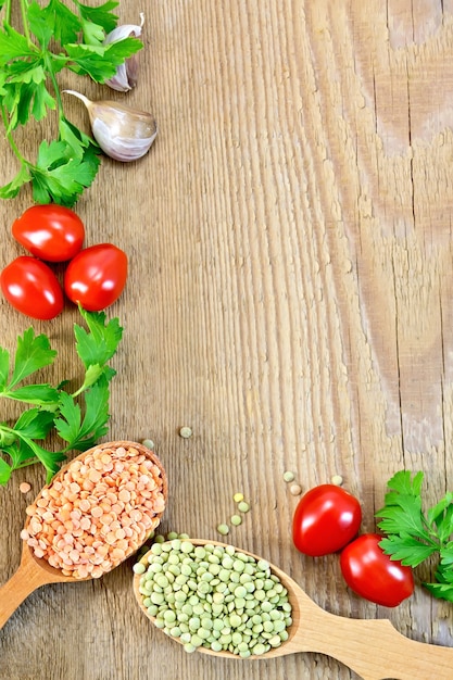 Cadre de lentilles rouges et vertes dans une cuillère en bois