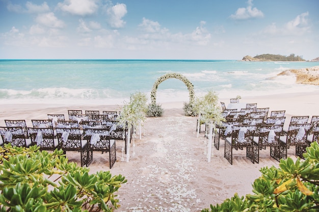 Cadre de lieu de mariage belle plage avec des fleurs