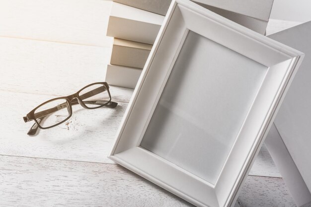 Photo le cadre et les lunettes sur la table.