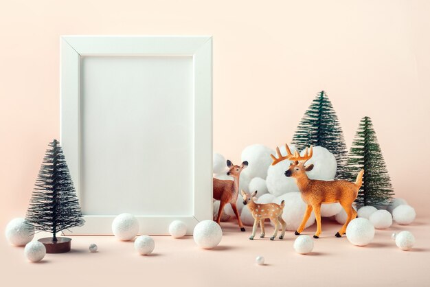 Cadre de maquette de Noël avec un décor de cerfs, de sapins et de neige décorative