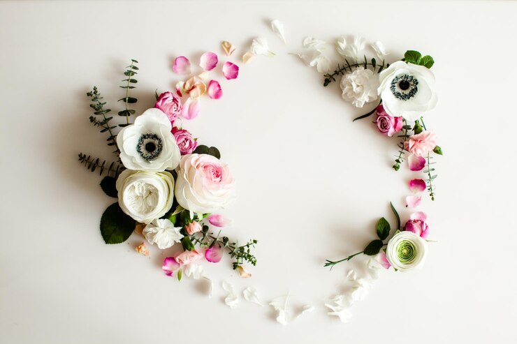 Photo cadre de mariage rond floral à plat. vue de dessus de fleurs roses avec espace de copie