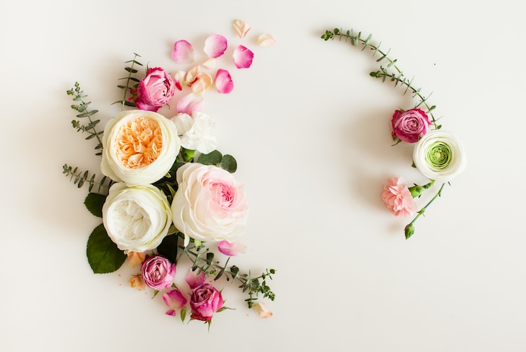 Photo cadre de mariage rond floral à plat. vue de dessus de fleurs roses avec espace de copie