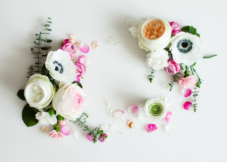 Photo cadre de mariage rond floral à plat. vue de dessus de fleurs roses avec espace de copie