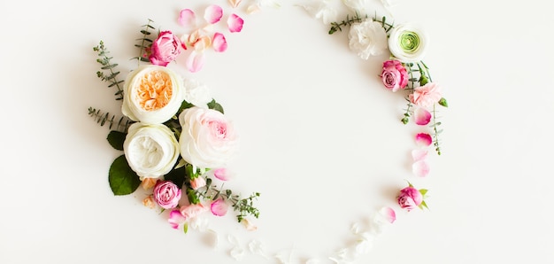 Cadre de mariage rond floral à plat. Vue de dessus de fleurs roses avec espace de copie