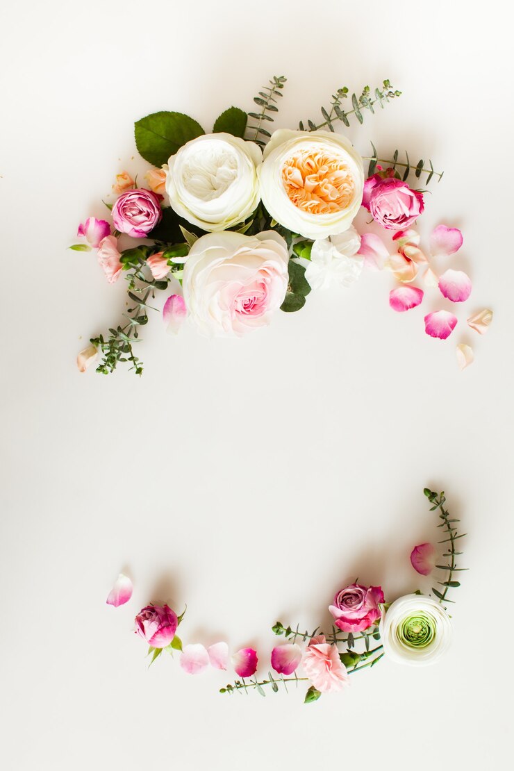 Photo cadre de mariage rond floral à plat. vue de dessus de fleurs roses avec espace de copie